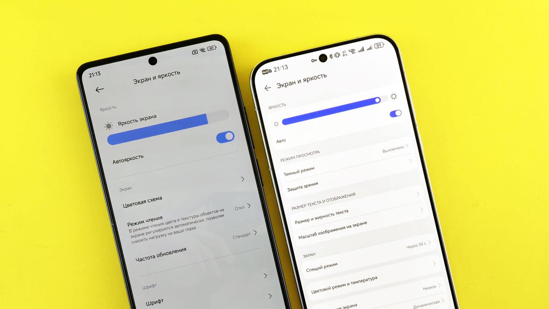 Comparaison visuelle entre deux smartphones posés sur une table en bois clair avec un carnet de notes méthodologique