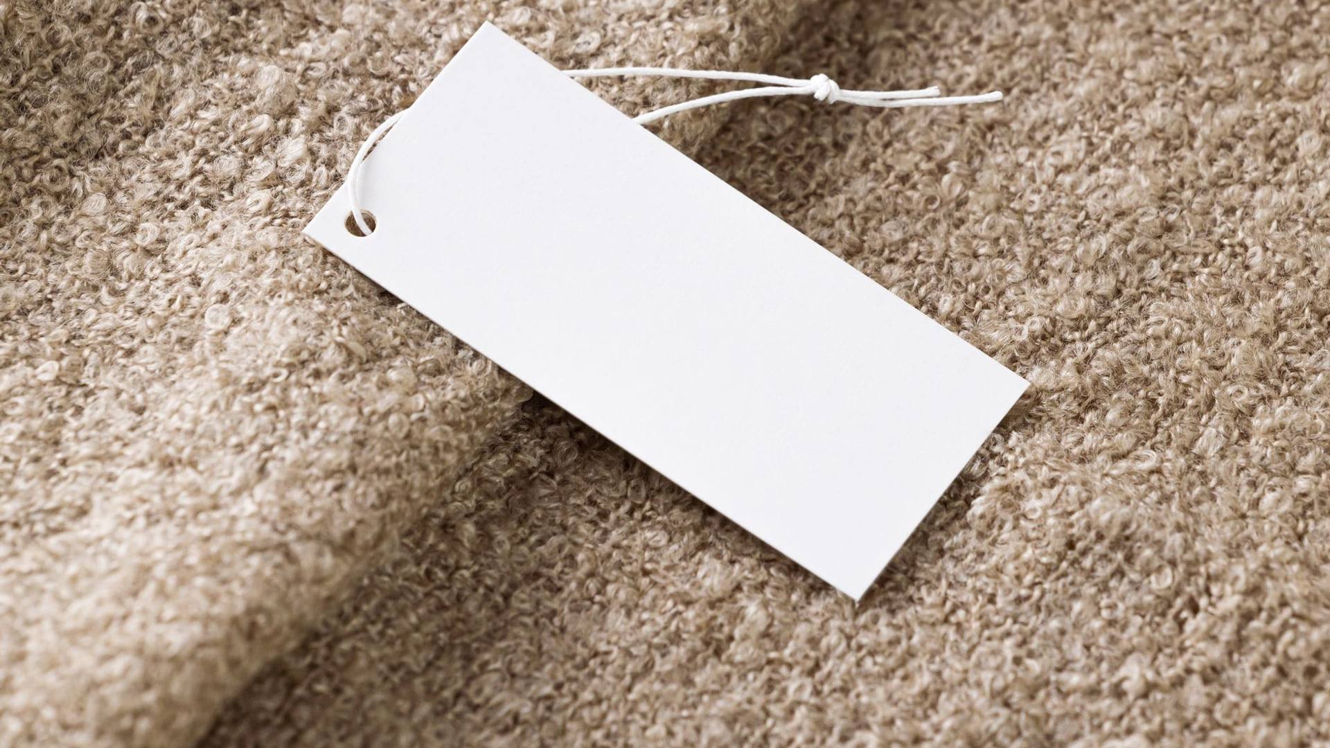 Une personne comparant l'historique des prix de produits textiles sur un écran d'ordinateur portable