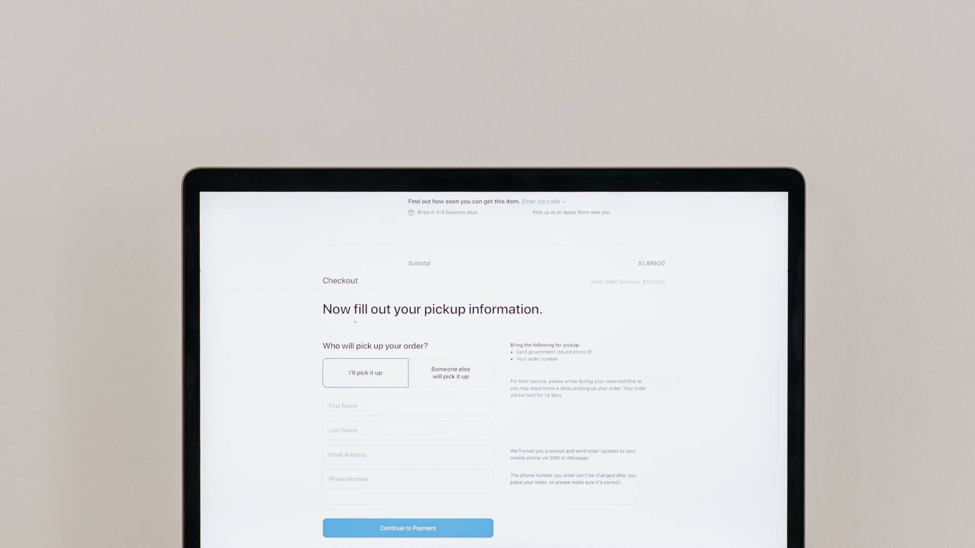 Un écran d'ordinateur portable affichant une page de paiement en ligne à côté de documents juridiques et d'un bloc-notes
