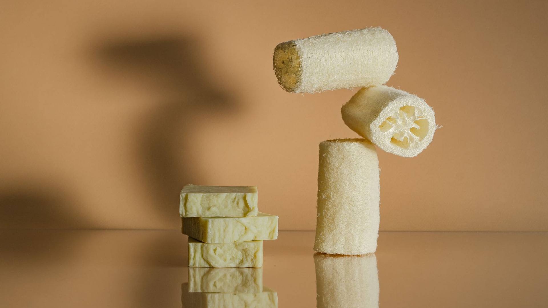 Flacons de shampoing, savons solides et produits d'hygiène disposés de manière ordonnée sur une étagère en bois