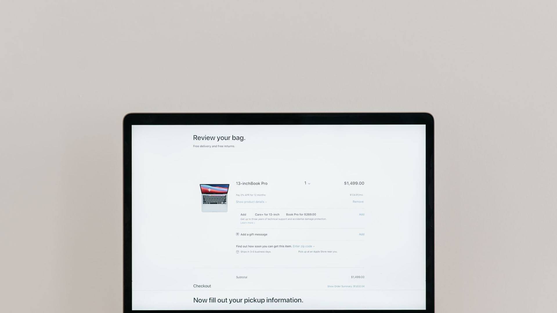 Une personne consulte un dossier de litige d'achat en ligne devant un écran d'ordinateur affichant des factures électroniques