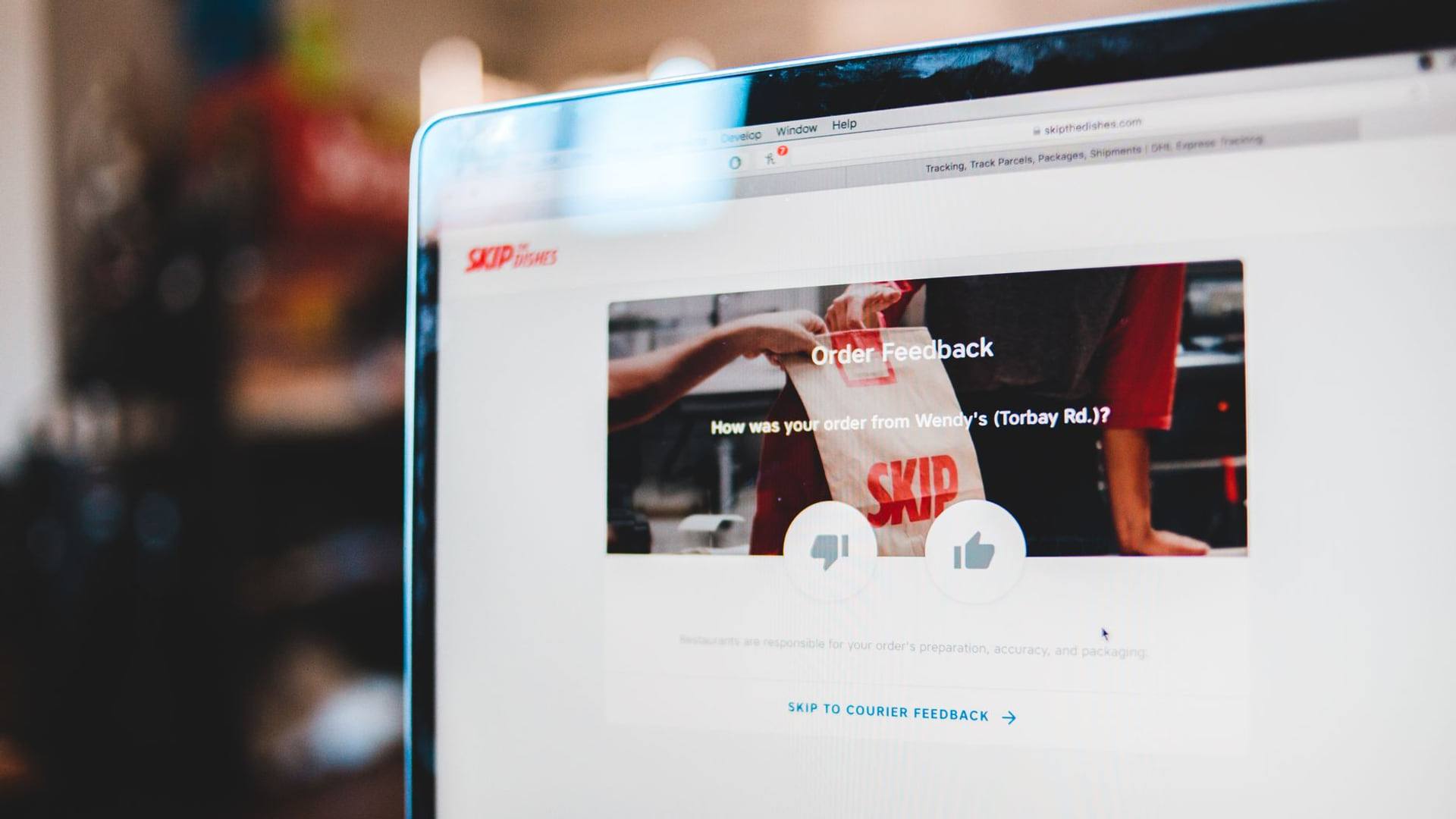 Un écran d'ordinateur portable affichant une page d'e-commerce avec une étiquette de réduction sur un produit.