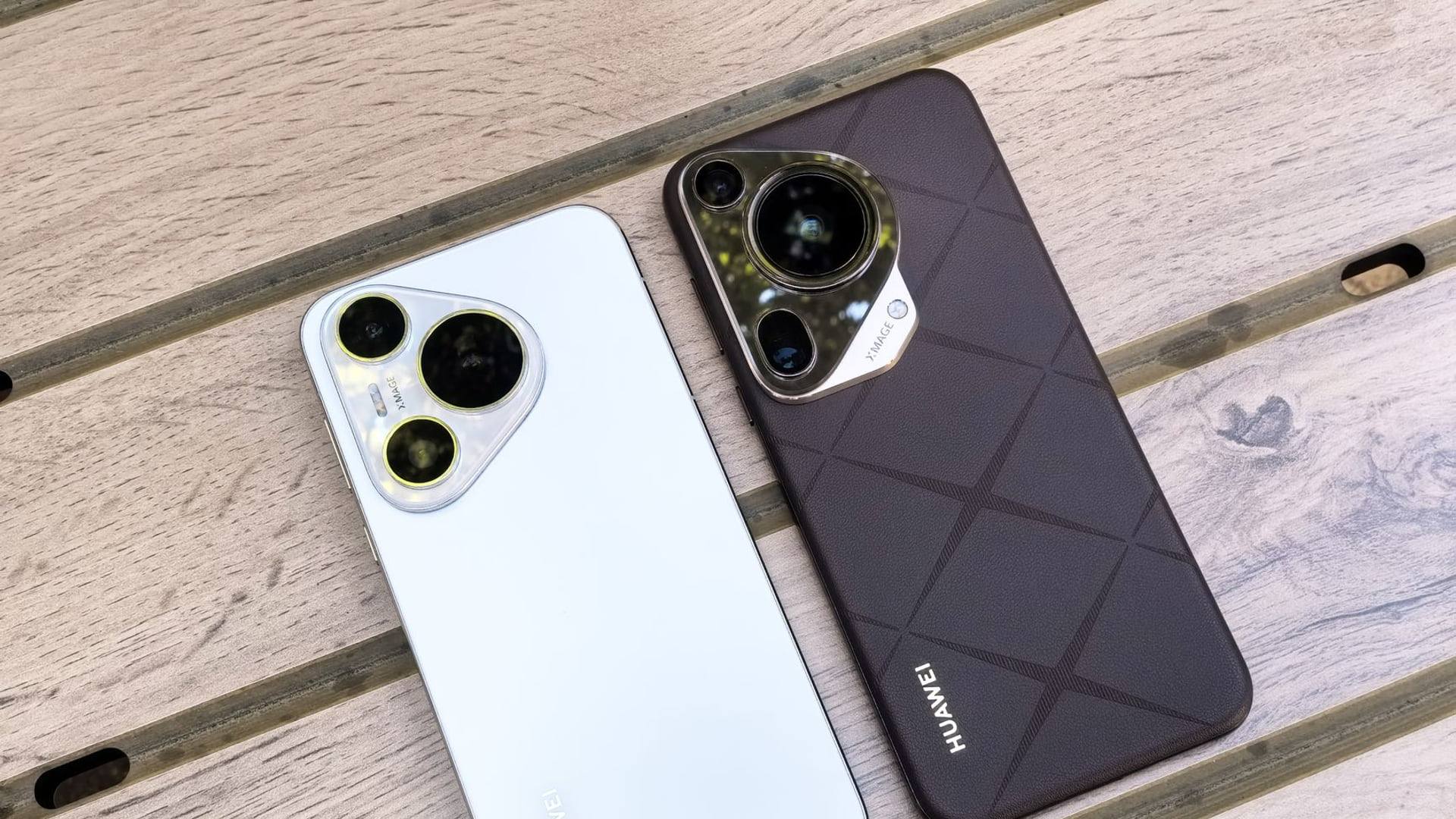 Une personne tenant deux téléphones intelligents reconditionnés au-dessus d'un bureau de travail épuré.