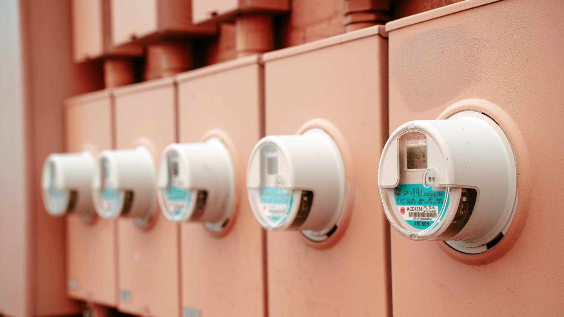 Un compteur électrique Linky affichant des données de consommation d'électricité à côté d'une facture détaillée