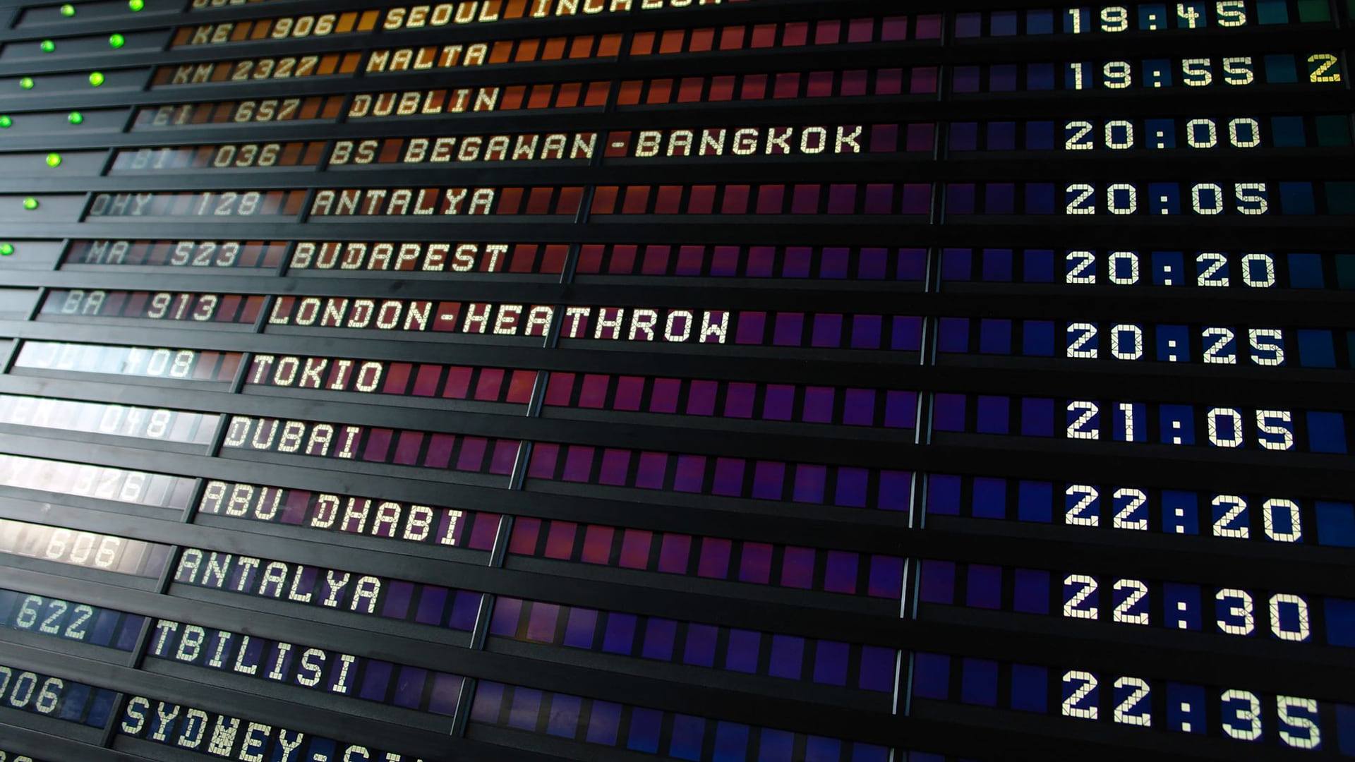 Un tableau d'affichage des vols dans un aéroport international indiquant des annulations de vols long-courriers